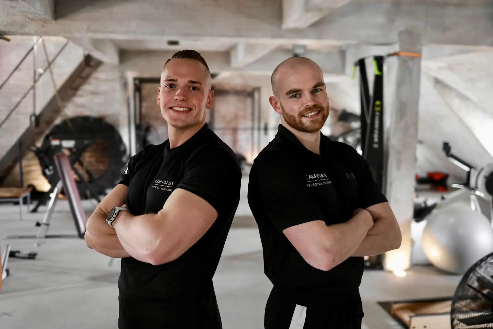 Cedrik (links) und Lukas Heynemeier (rechts) im Studio