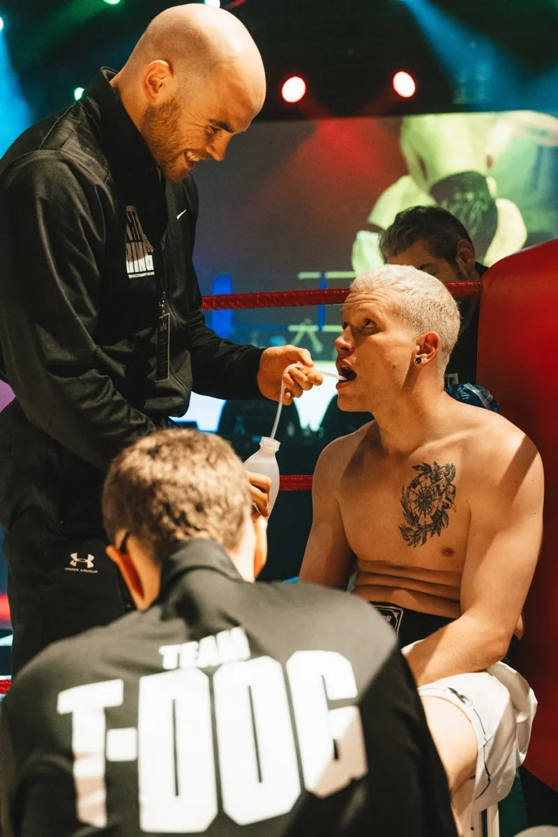 Lukas Heynemeier als Boxtrainer in der Ringecke