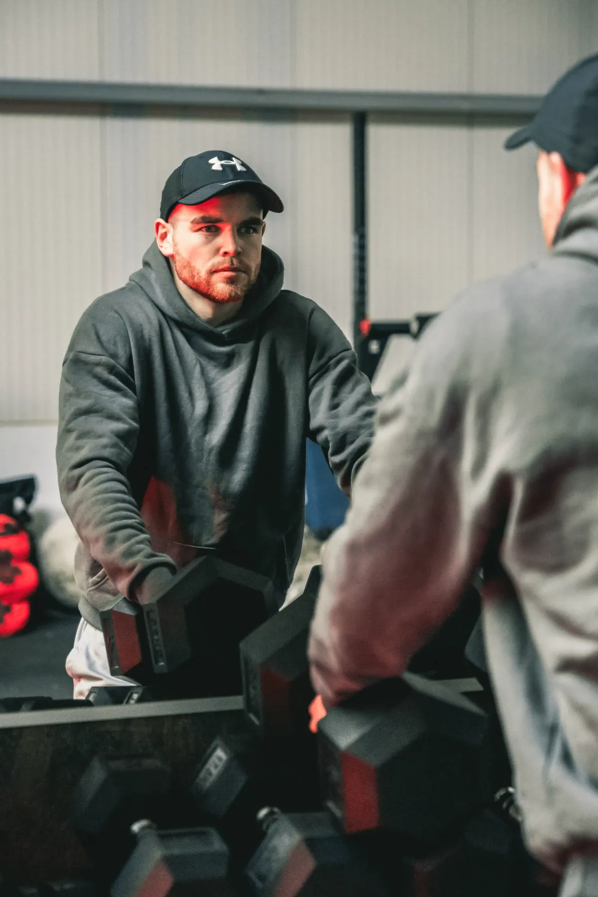 Lukas Heynemeier betreut einen Kunden beim Krafttraining